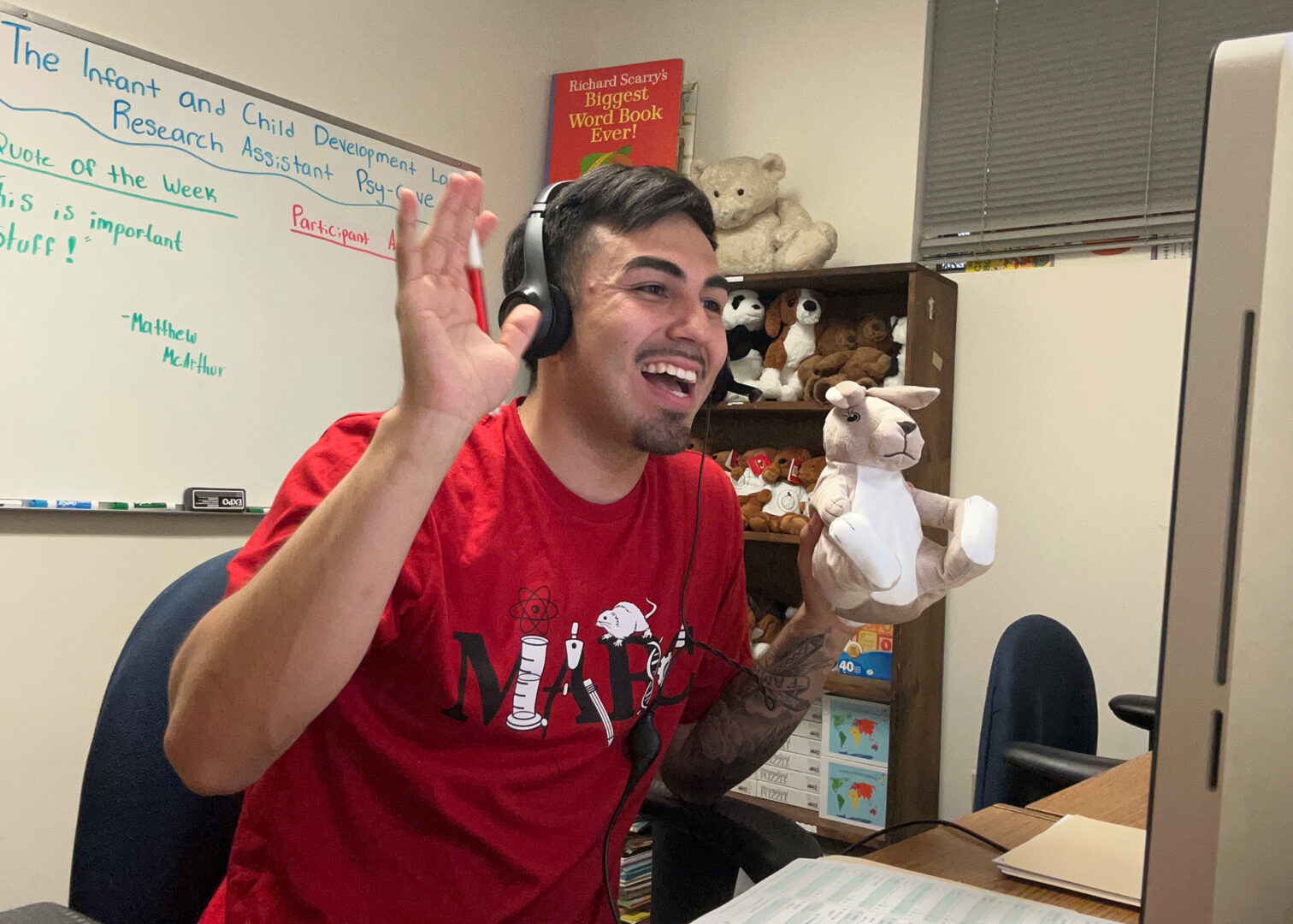 Diego Leon, un estudiante de psicología de tercer año en SDSU, interactúa con niños a través de dirigir evaluaciones de investigación virtuales desde el Laboratorio de Desarrollo Infantil y Cognitivo de SDSU (Diego Leon/SDSU)